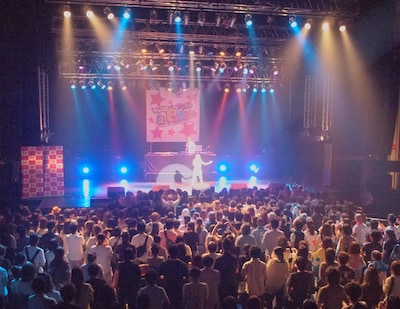 イベントの司会は光邦とIMALUの2人が担当。IMALUがステージに登場すると「カワイイ！」という声援が上がり、IMALUがその声に照れながら応える場面もあった。