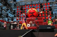 提灯が大量につり下げられたステージはまさにお祭り気分。最後の花火が打ち上がったとき、ステージ中央の巨大な提灯がくるりと回り、スタッフからメンバーへのメッセージが届けられた。