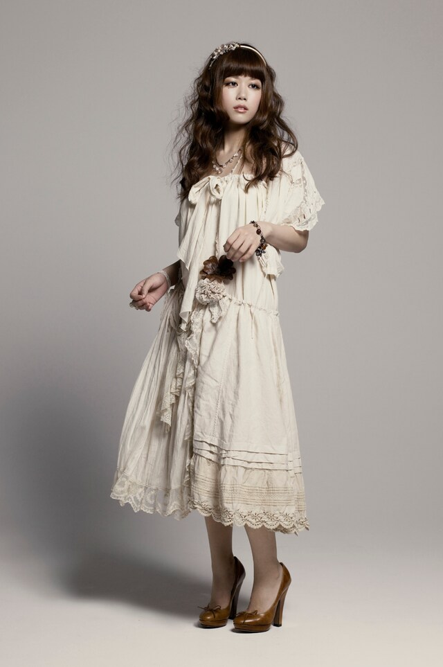 オープニングテーマを担当する、やくしまるえつこ。