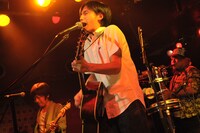 ミドリカワは彼らしからぬパワフルなパフォーマンスを披露。