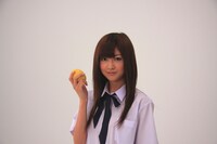 レモンを片手に淡い笑みを浮かべる熊井友理奈。Berryz工房での元気いっぱいな姿とのギャップに思わず萌えてしまうファンが続出。