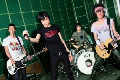 甲本ヒロトのバンド、ザ・クロマニヨンズは10月28日に4枚目のオリジナルフルアルバム「MONDO ROCCIA」をリリースする。