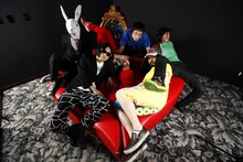 9月23日から「下衆爆弾」の新録バージョンの着うたフル配信を実施する髭(HiGE)。オリジナルバージョンは2003年にリリースされたアルバム「Hello! My Friends」に収録されている。