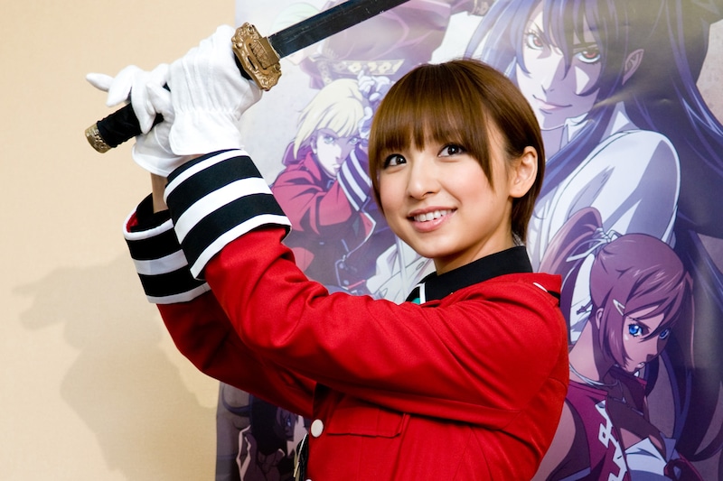 ギラリと光る長剣を上段に構える篠田麻里子。うかつには近づけない。