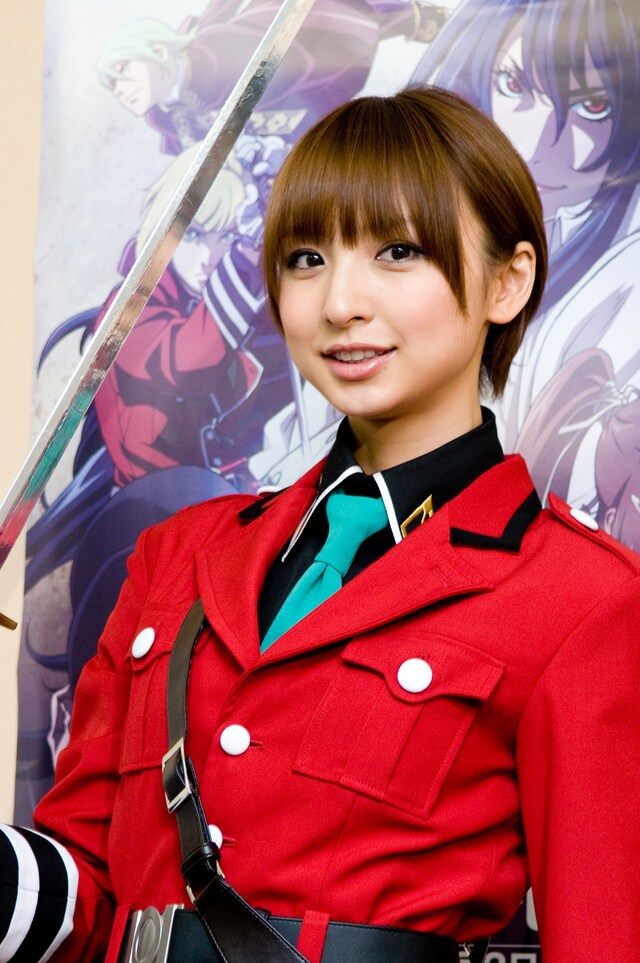 おぎやはぎと共にMCを務めるAKB48の篠田麻里子（写真はアニメキャラのコスプレ衣装で登場した2009年9月1日の記者会見の模様）。競馬は全くの素人という篠田は「この度、『うまプロ』のアシスタントでがんばらせていただきます篠田麻里子です！ 私は競馬に関しては知識があまりないんですが、この番組をやりながら競馬について学び、競馬の楽しさを幅広い世代の方に感じてもらえるそんな番組にしていきたいです!! 皆さま、応援よろしくお願いします」と抱負を語っている。