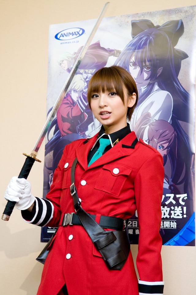 「この衣装で特に気に入っているところは？」という質問に「剣と銃を持っているところが……最強だなっていう。恐いもの知らずな感じが気に入ってます」と男らしいコメントで返した篠田。剣の構えもサマになっている。