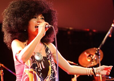 写真は8月29日のMotion Blue YOKOHAMA公演より。3rdミニアルバム「Sweet Soul Love」リリース時にかけたパーマヘアも、どっしりとした重みを感じさせるアフロに成長した。