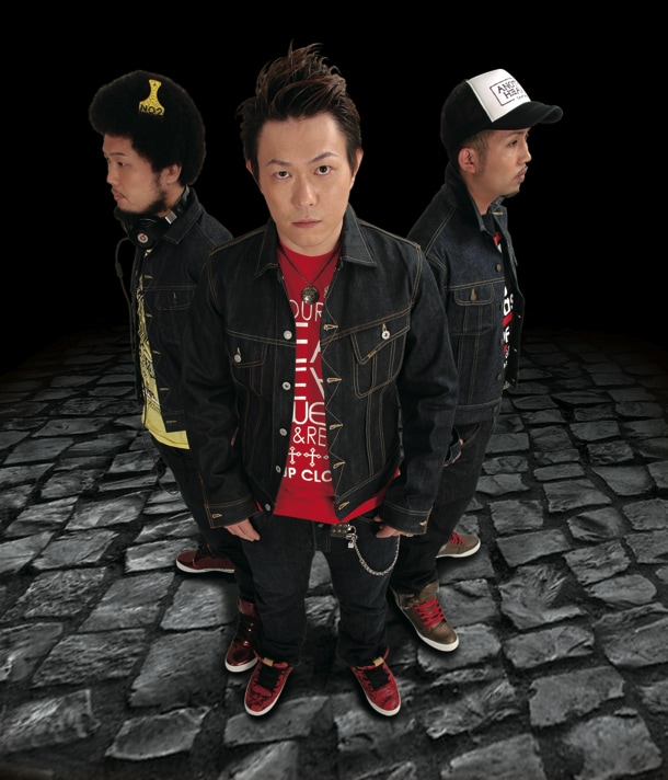 オフィシャルサイトおよびブログには、「この公演で、皆さんに圧倒的なステージをお見せする事をお約束します。僕らが皆さんに伝えたい事、表現したい事は、不変です。会場で、お会いしましょう!!」と目前に迫ったツアーについての意気込みが綴られている（写真右が脱退が発表されたRYO）。