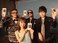 オカモトコンドーム「0.02EX」を手に、微笑むみひろ（写真手前）とアルファの3人。