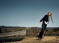 ジミー・ペイジやスカーレット・ヨハンソンも、ニュートン・フォークナーのファンであることを公言。スノーボード好きの彼の腕には、100万ポンド（約2億円以上）もの傷害保険がかけられている。