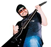 福岡の奇人オオクボ-T、初の全国流通CDに「謎の板」封入