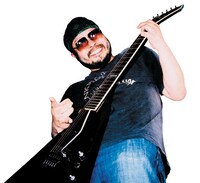 オオクボ-Tはこれまで町田康バンド、遠藤ミチロウ、灰野敬二、ZAZEN BOYSら数々の大物と共演。石橋英子とともにユニット「危々と裸々」としても活動している。