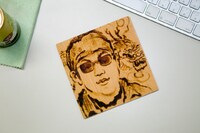 写真は初回盤特典の「謎の板」。くるりの最新アルバム「魂のゆくえ」の特典を思い出させるアイテムだが、こちらはくるりのものとは違い本当に謎なだけで使い道のないベニヤ板。触っていると指にトゲが刺さって痛い。