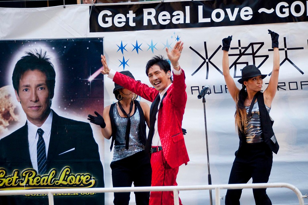 極上の笑顔で大阪のファンに手をふる郷。