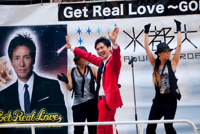 極上の笑顔で大阪のファンに手をふる郷。