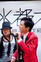 キレのある動きを見せるダンサーをバックに、パンチのある歌声を響かせた郷。