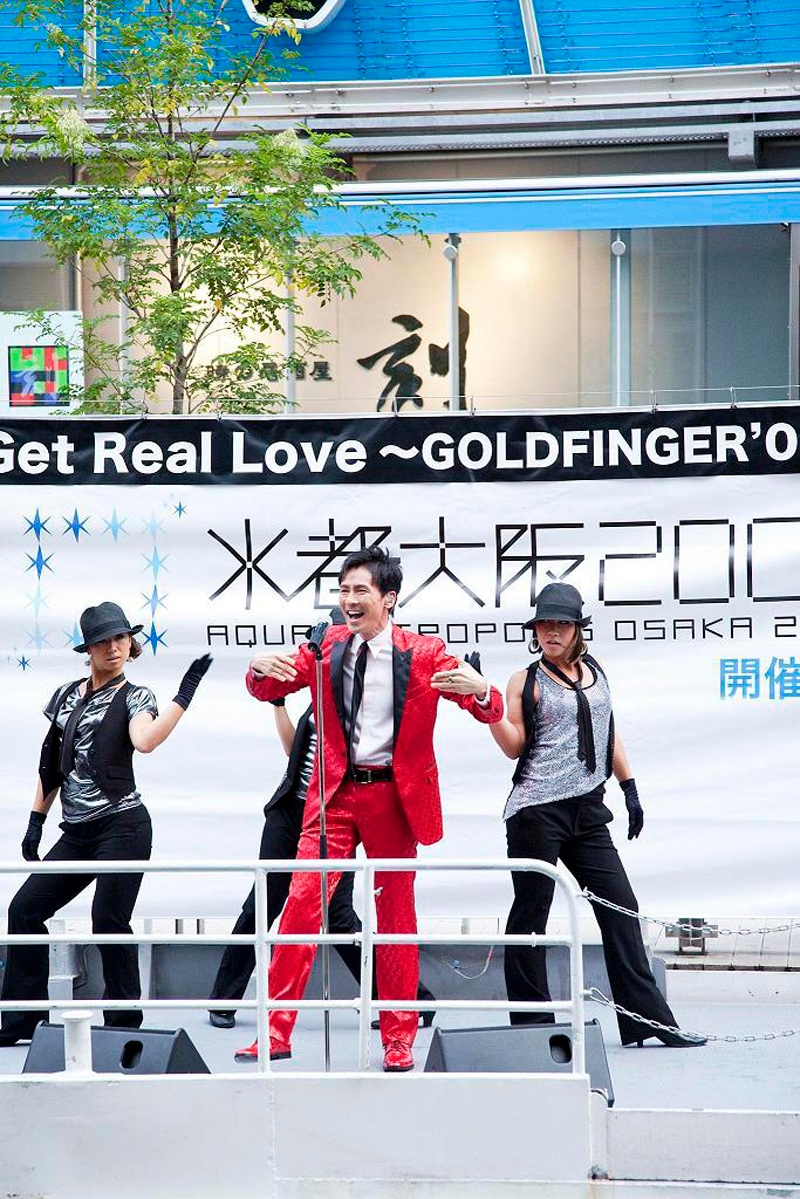 イベント「水都大阪2009」で盛り上がる大阪の街に突如現れた郷。