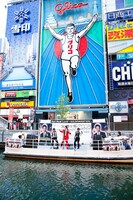 グリコの真下で熱唱する郷。