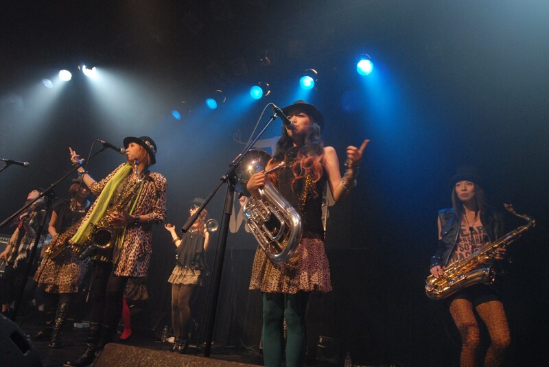 トリで登場しステージを盛り上げたピストルバルブ（写真）。この日はほかにschool food punishment、SCANDALの2組も出演した。