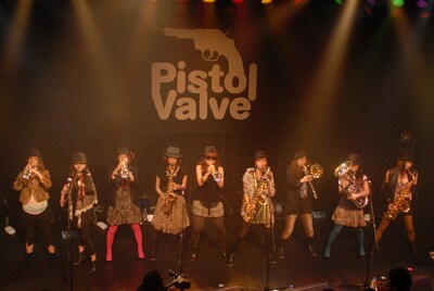 ホーン隊＆バイオリンが横一列に並んだ姿は圧巻。