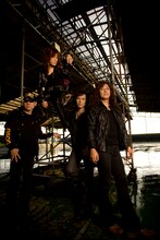 2010年にデビュー25周年を迎えるANTHEM。メンバーは写真左から本間大嗣（Dr）、坂本英三（Vo）、清水昭男（G）、柴田直人（B）。