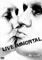 「LIVE IMMORTAL」ジャケット写真。DVDではアルバム「IMMORTAL」からのナンバーに加え、「HUNTING TIME」「BOUND TO BREAK」「WILD ANTHEM」といった初期の代表曲も楽しむことができる。