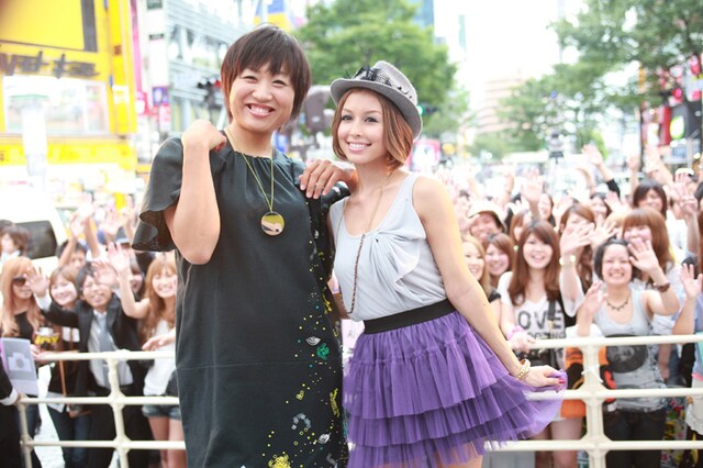 109前に集まったギャルたちと記念撮影をするしずちゃん（写真左）とBENI（右）。