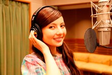 明るいキャラクターとチャーミングな容姿で世代や性別を超えて高い人気を誇るベッキー。幅広い分野で魅力を発揮する彼女のシンガーとしての活躍に注目しておこう。