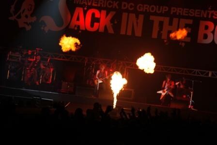 火柱が立ち上るなど、過激な演出も目を引いたVAMPSのステージ（Photo by 畔柳ユキ、河本悠貴、Sumie）。