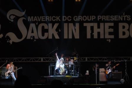 機材トラブルに見舞われつつも、機転を利かせたトークで会場を和ませたシド（Photo by 畔柳ユキ、河本悠貴、Sumie）。