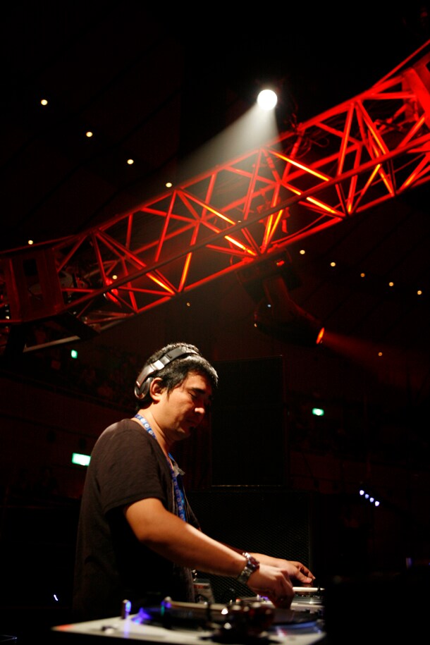 写真は先日行われた「WIRE09」での、オーガナイザーでもある石野卓球のDJの模様。なお今回のボックスには、CDなどの音楽メディアは封入されないので注意しよう。（写真：北岡一浩）