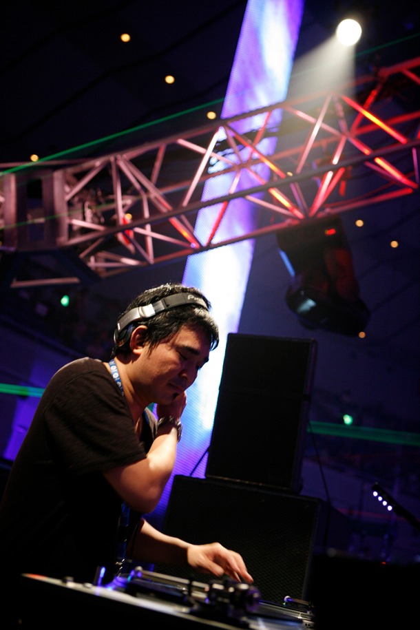 「WIRE09」でDJする石野卓球（写真：北岡一浩）。