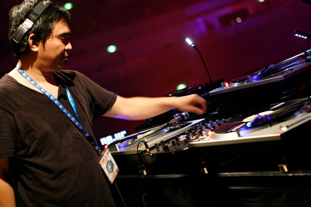 写真は8月29日に横浜アリーナで開催された「WIRE09」での石野卓球（写真：北岡一浩）。