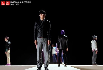 松山ケンイチの衣装はネオレザーライダースジャケット（5990円）、EFMVネックセーター（2990円）、ファインクロスストライプシャツ（2990円）、タスマニアウールブレンドチェックノータックパンツ（3990円）。