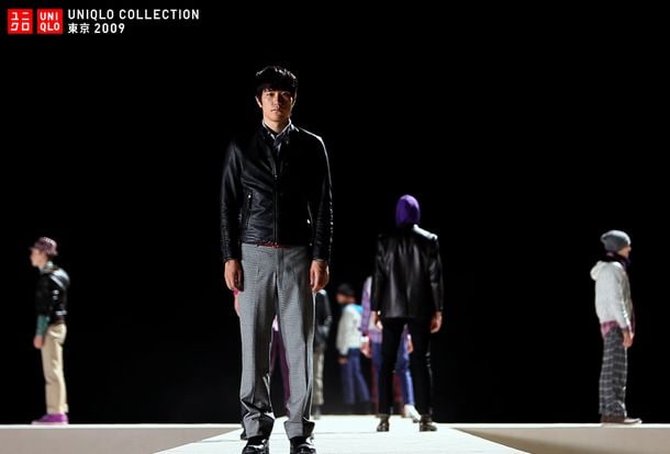 松山ケンイチの衣装はネオレザーライダースジャケット（5990円）、EFMVネックセーター（2990円）、ファインクロスストライプシャツ（2990円）、タスマニアウールブレンドチェックノータックパンツ（3990円）。