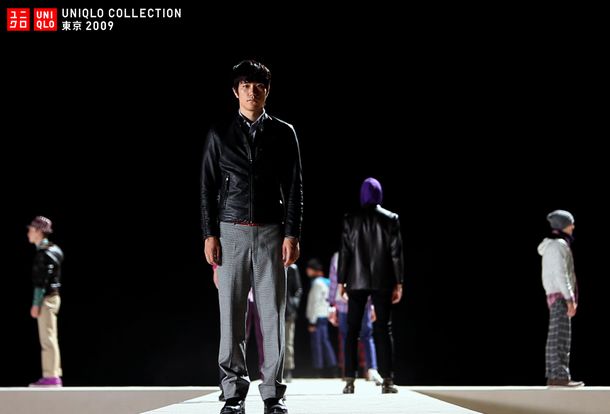 松山ケンイチの衣装はネオレザーライダースジャケット(5990円)、EFMVネックセーター(2990円)、ファインクロスストライプシャツ(2990円)、タスマニアウールブレンドチェックノータックパンツ(3990円)。