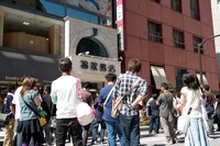 会場の福家書店銀座店には500人の参加者は入りきらず、店頭で整理番号を呼び出して入場してもらう方法に。