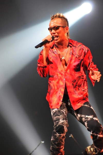 1万人のファンを前に熱い歌声を披露する長渕。アリーナツアー終了後は、弾き語りツアー「Tsuyoshi Nagabuchi Acoustic Live 30th Anniversary」を開催することが決定している。