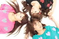 Twitterアカウントを持っているファンは番組放送前にCOSMETICSPアカウントをフォローし、3人への質問や応援メッセージをつぶやいてみよう。