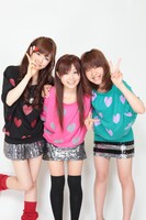 COSMETICS。メンバーは写真左からこのな、ひでよ、しずな。