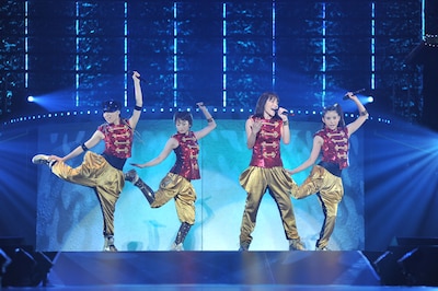 写真は9月5日に日本ガイシホールで行われたツアー初日の模様。アンコールを含めた全25曲を披露しオーディエンスを熱狂させた。