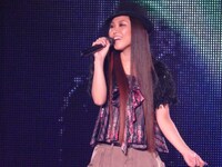 大きなリボンをあしらったきらびやかなキャミソールの上に、ショートベストを合わせた、秋を先取りしたファッションで登場した傳田。