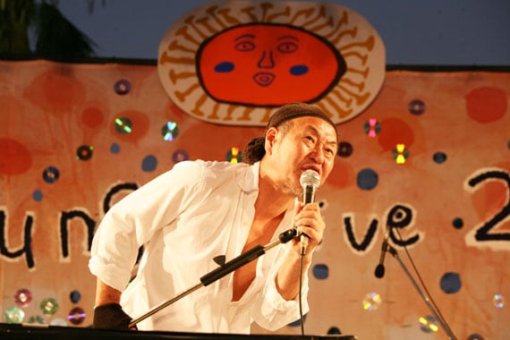 ライブでは「お前ら、手拍子するんじゃないぞ」というお決まりの注意も。