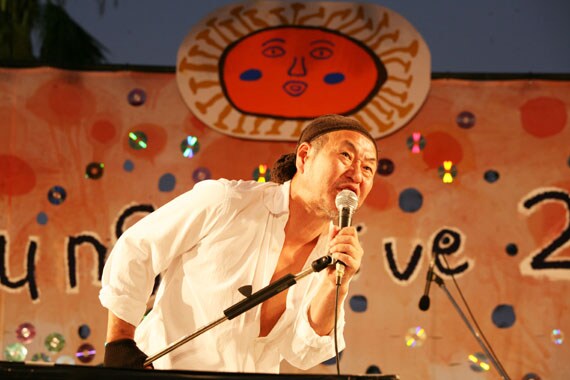 ライブでは「お前ら、手拍子するんじゃないぞ」というお決まりの注意も。