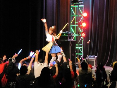 ほうきをギターに見立てたマジカルなパフォーマンスでオーディエンスを煽るモモーイ。ちなみにこのほうきは最前列に陣取っていたメイド姿の女性ファンが持っていたものをその場で拝借したとのこと。