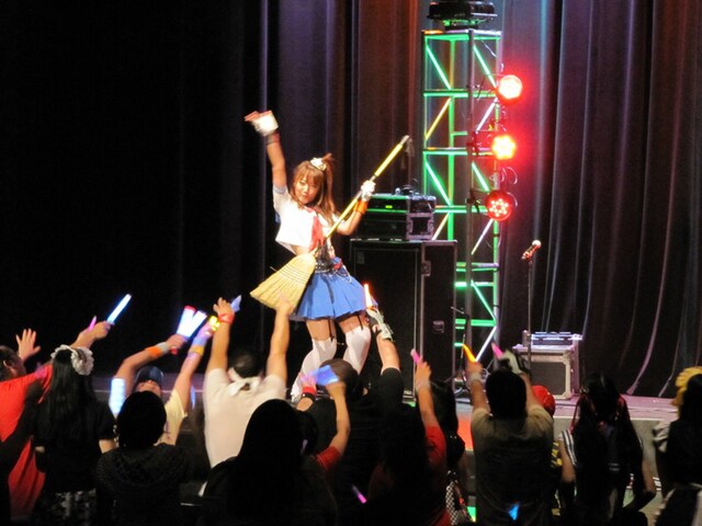 ほうきをギターに見立てたマジカルなパフォーマンスでオーディエンスを煽るモモーイ。ちなみにこのほうきは最前列に陣取っていたメイド姿の女性ファンが持っていたものをその場で拝借したとのこと。