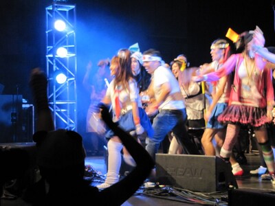 アニメを通じてニッポンの文化に触れたアメリカ人たちと一緒にステージを盛り上げるモモーイ。OTAKU文化は国境を超える。