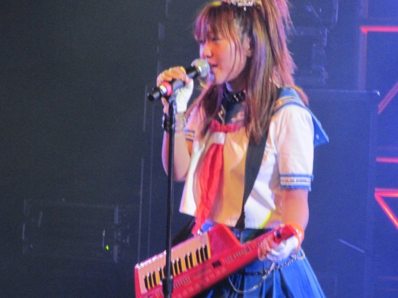 このセーラー服タイプの衣装はワールドツアーバージョン。