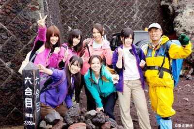 六合目で記念写真。この後メンバーは無事に登頂を果たせたのか、ぜひ番組で確認しよう。