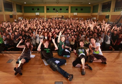 「最後まで」は、10月14日にリリースされるAqua Timezの初のベストアルバム「The BEST of  Aqua Timez」に収録。また、楽曲の制作過程に密着した特番が、9月24日（木）にMTVでオンエアされる予定。